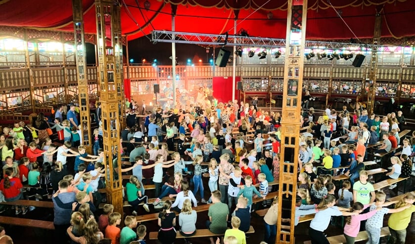 De leerlingen doen enthousiast mee met de SambaSalad. Foto: PR Nedap