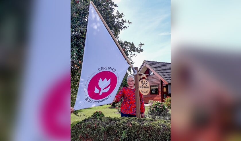 Elly Boesveld is trots op de waardering van twee tulpen voor haar Bed & Breakfast. Foto: PR