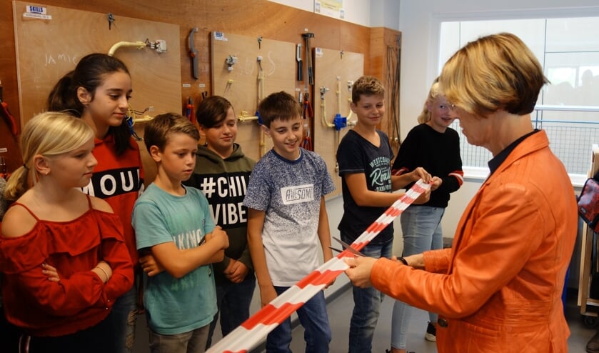 Wethouder Tineke Zomer is vaardig met de schaar. Foto: Clemens Bielen