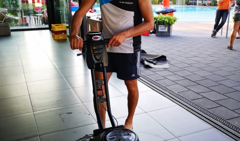 Ernst-Jan achter de nieuwe schrobmachine die dit seizoen het dweilen een stuk eenvoudiger heeft gemaakt. Foto: PR
