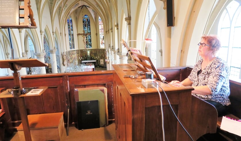 Erna Karnebeek-Kolkman als organist in Harreveld. Foto: Theo Huijskes