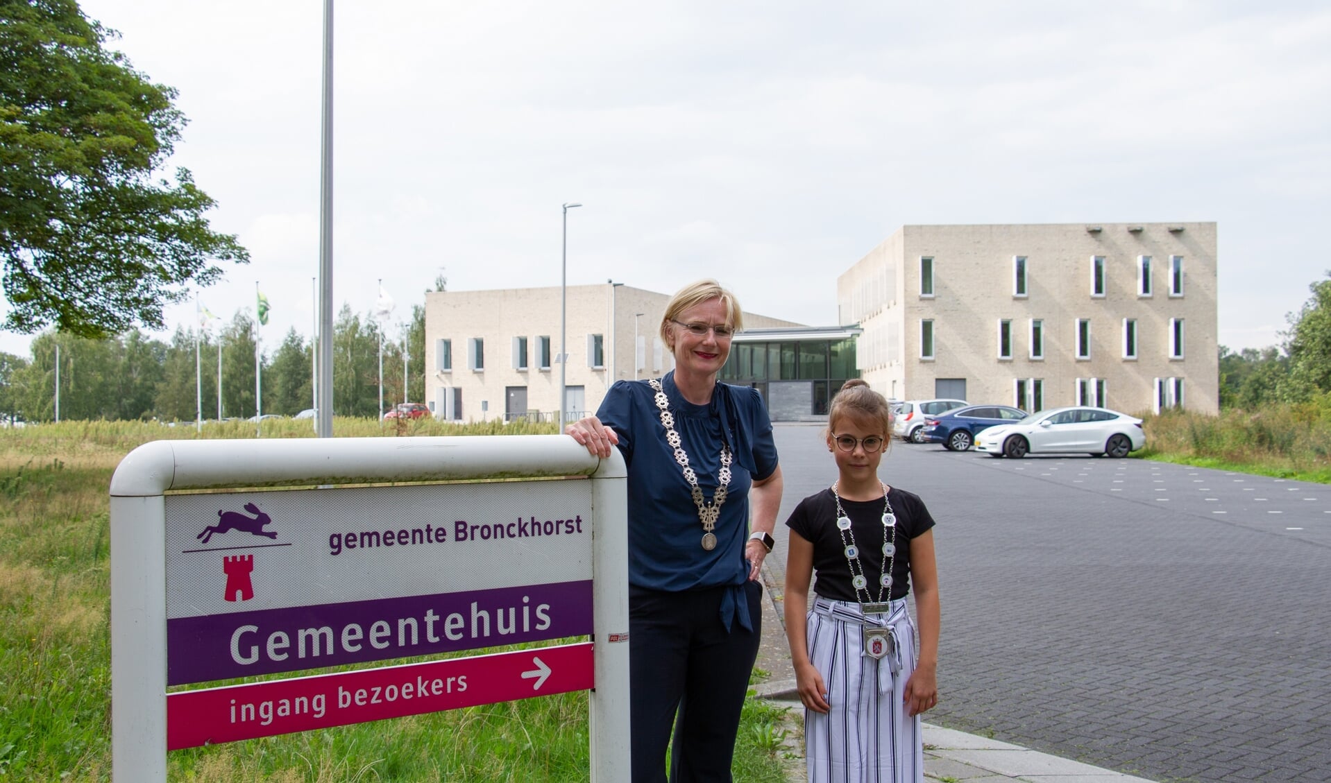 Burgemeester Marianne Besselink en jeugdburgemeester Evi Otten. Foto: Liesbeth Spaansen