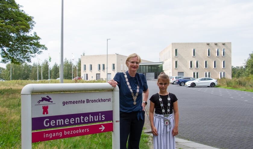 Burgemeester Marianne Besselink en jeugdburgemeester Evi Otten. Foto: Liesbeth Spaansen
