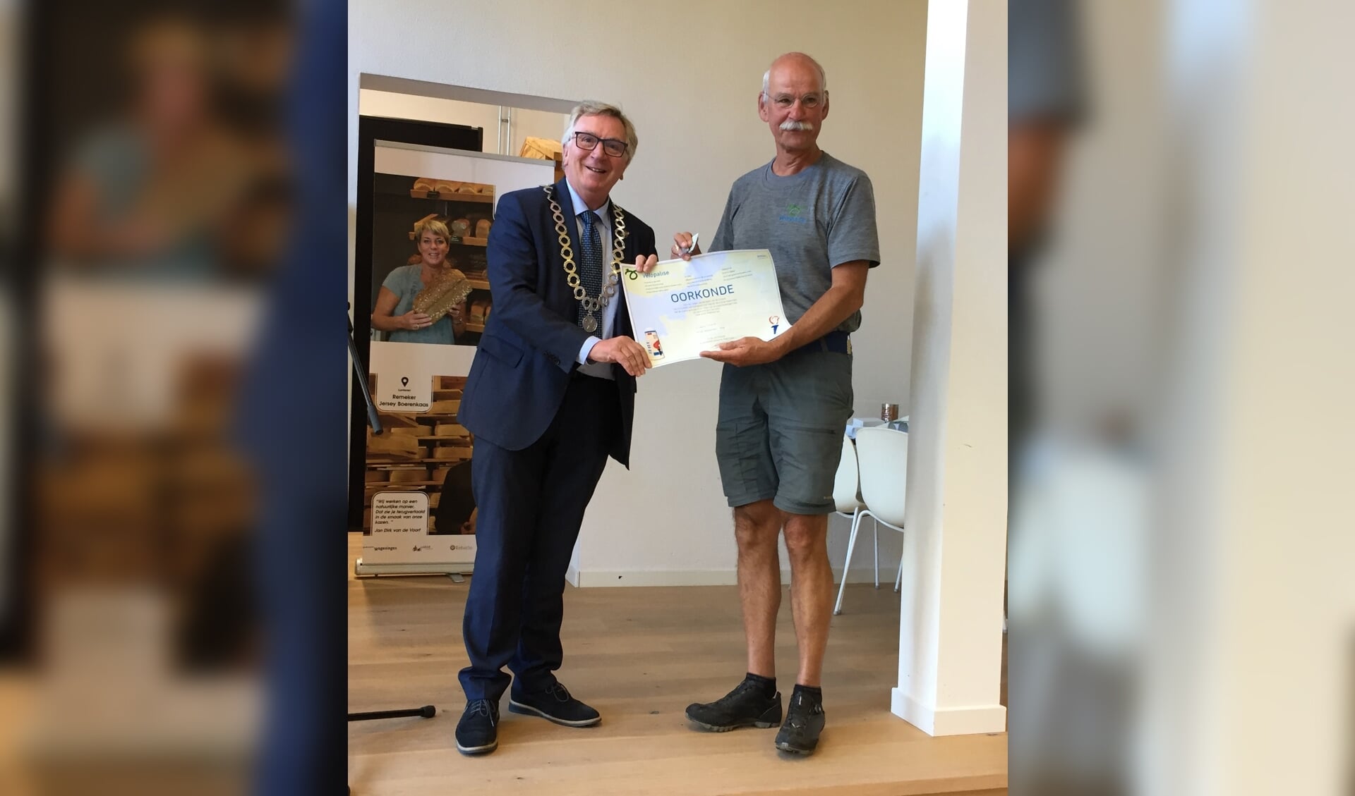 Henk Vriend uit Vorden ontving een oorkonde en erespeld uit handen van burgemeester Geert van Rumund van Wageningen. Foto: PR