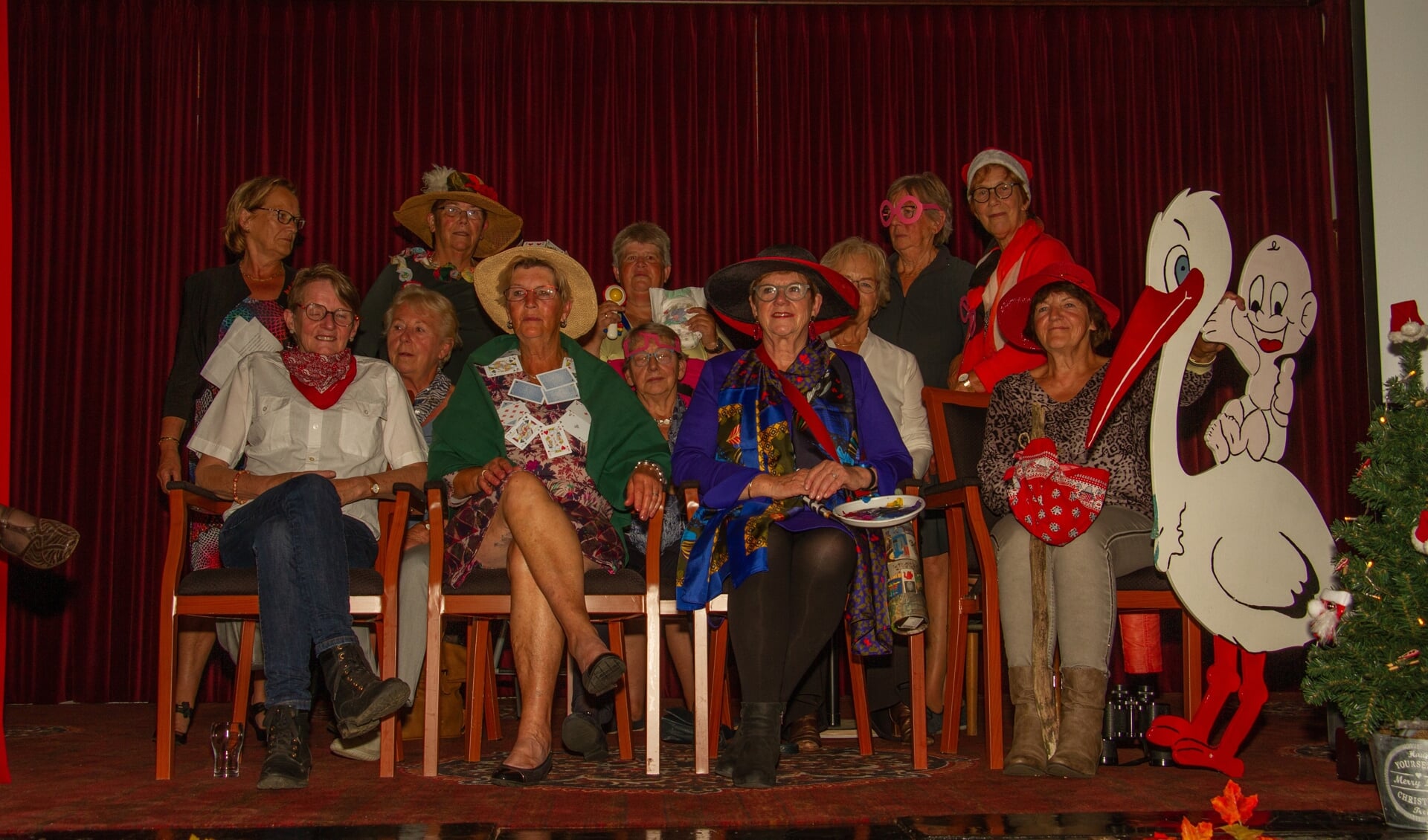 Alle clubs van Vrouwen van Nu presenteerden zich op de 80ste verjaardag van de vereniging. Foto: Liesbeth Spaansen