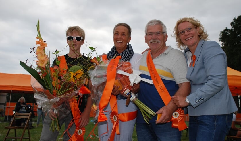 Het nieuwe koningspaar van Ruurlo Bennie Bokstart en Christa Meulenveld geflankeerd door jeugdprins Jurre Grob en voorzitter Ineke Nijen Es van Oranjevereniging Ruurlo. Foto: Leendert Koertse