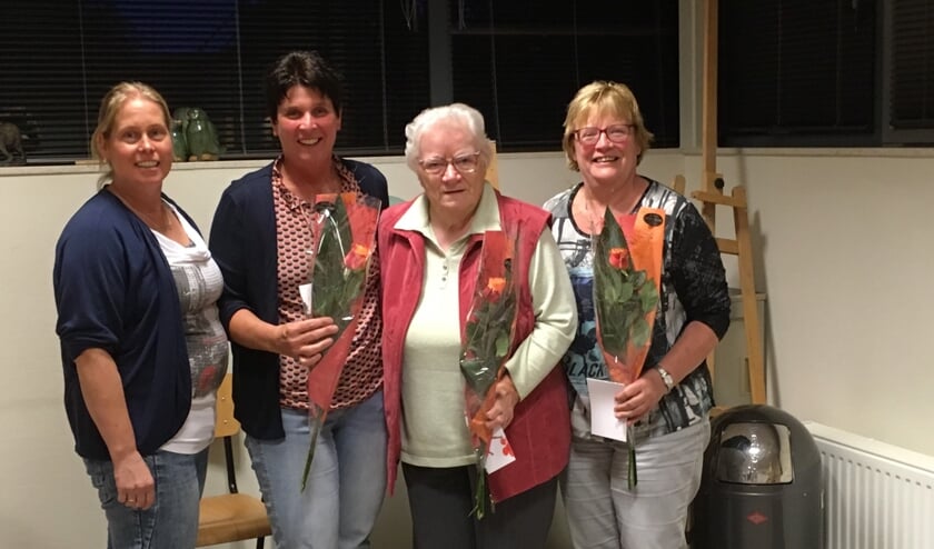 : Door coördinatrice Grietje Weenk werden de collectanten Ina Eggink, Riek Wijkamp en Gerrie Willink die dertig en vijfendertig jaar collecteren gehuldigd (v.l.n.r.). Op de foto ontbreken: Gerda Hulshof en A. Schooltink. Foto: PR.