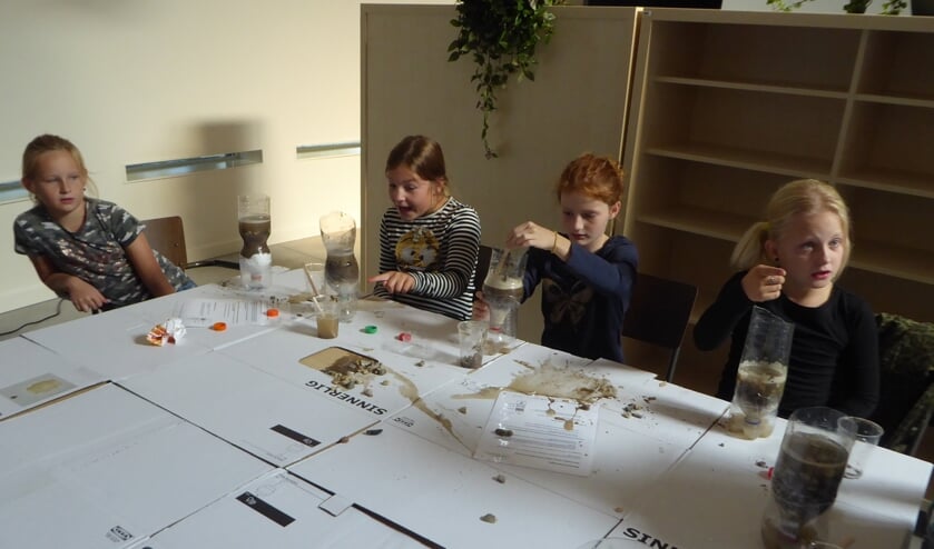 Van links af groep 6-leerlingen Ilse, Tessel, Janoe en Jet met hun eigen waterzuivering. Foto: Rob Weeber