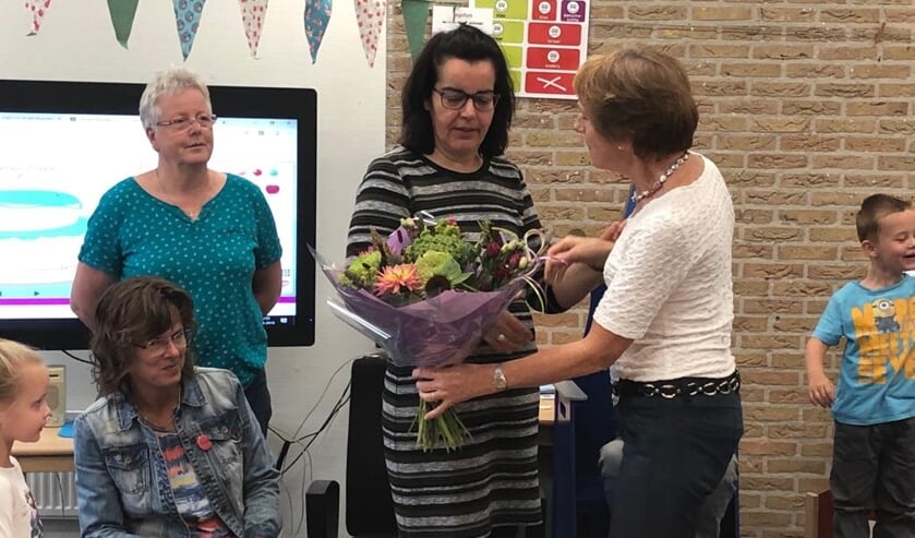 Locatieleidster Willemien van Uhm feliciteert de drie juffen. Foto: PR.