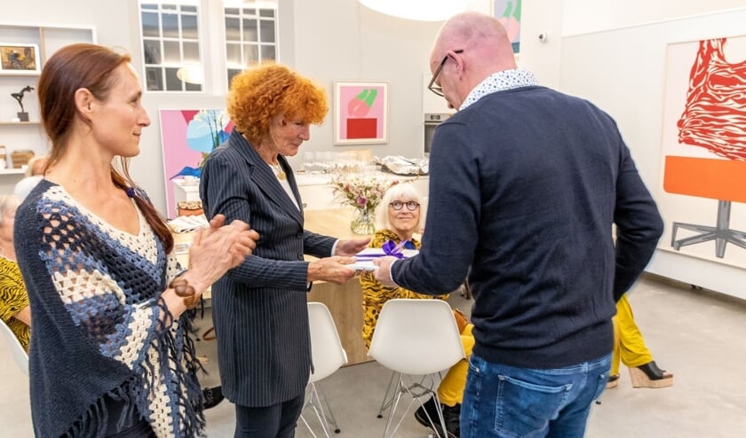 Marijke de Kler ontvangt het eerste exemplaar van kunstboek Intens uit handen van Rick Hulshof. Foto: Bas Weetink