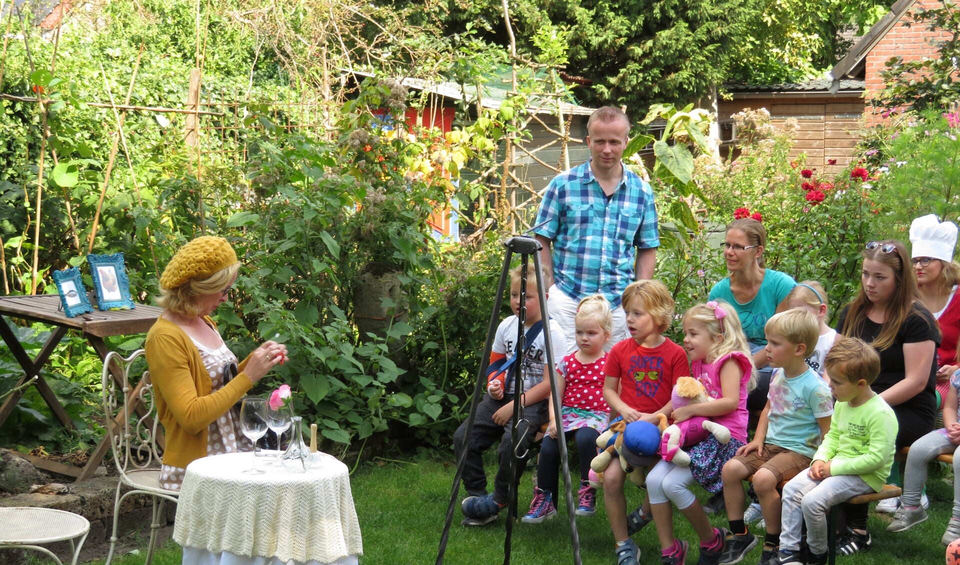 Korte voorstellingen op ludieke locaties in Zieuwent. Foto: archief Elna