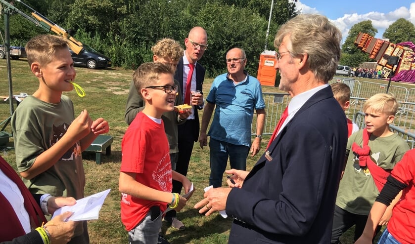 Bennie Heutinck feliciteert de nieuwe jeugdkoning 2019. Foto: Barbara Pavinati