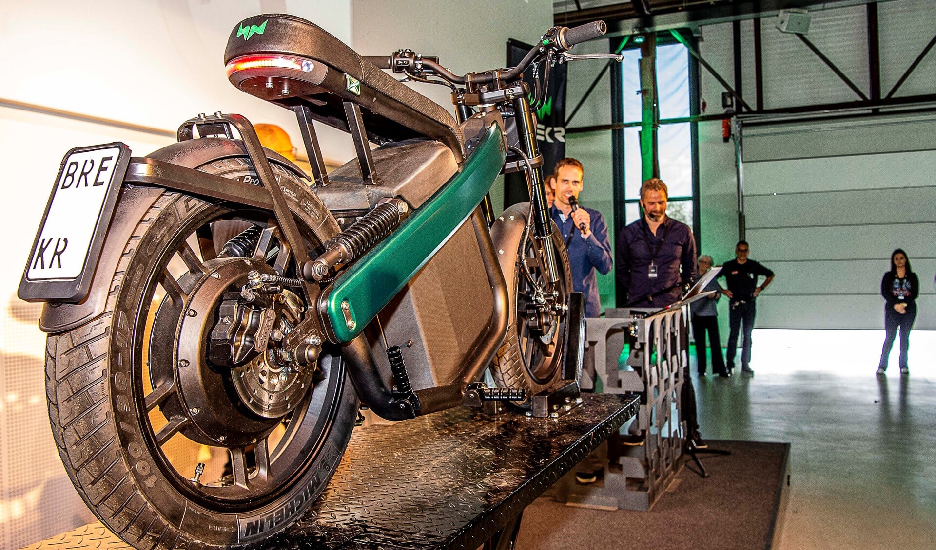 De Achterhoekse Brekr, een elektrische brommer, verbindt heden met verleden. Foto: Henk van Raaij