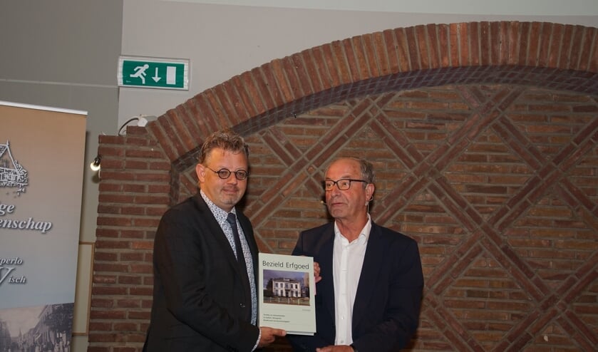 Wessels overhandigde het eerste exemplaar aan gedeputeerde Drenth. Foto: Frank Vinkenvleugel