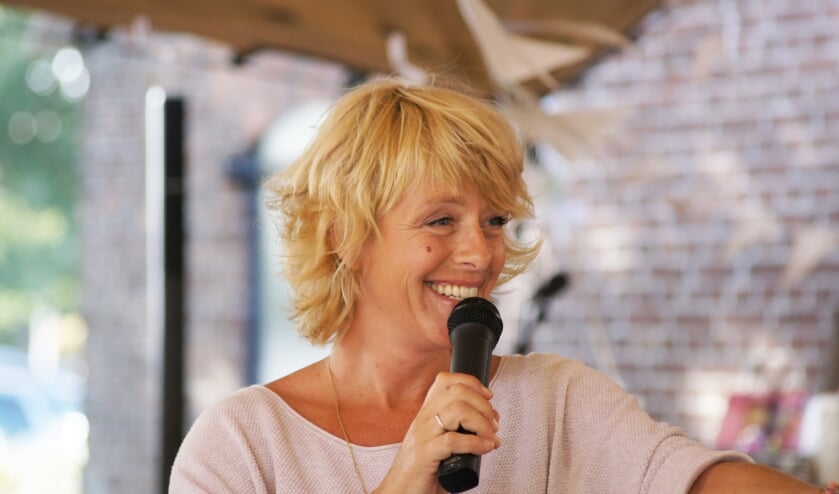 Angelique Kruger presenteert het programma 'Wie wordt Maestro van Hengelo'. Foto: NieNus fotografie