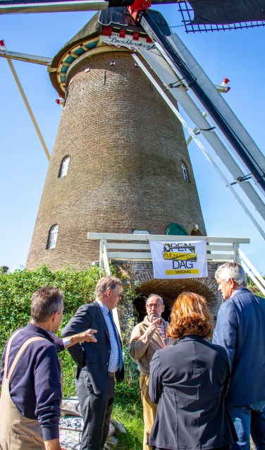 Gedeputeerde Peter Drenth bij de Bronkhorster Molen. Foto: Stichting De Bronkhorster Molen