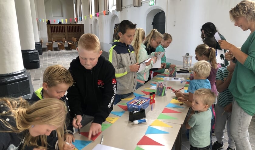 De kinderen maakten met een prachtige slinger het startfeest extra feestelijk. Foto: PR