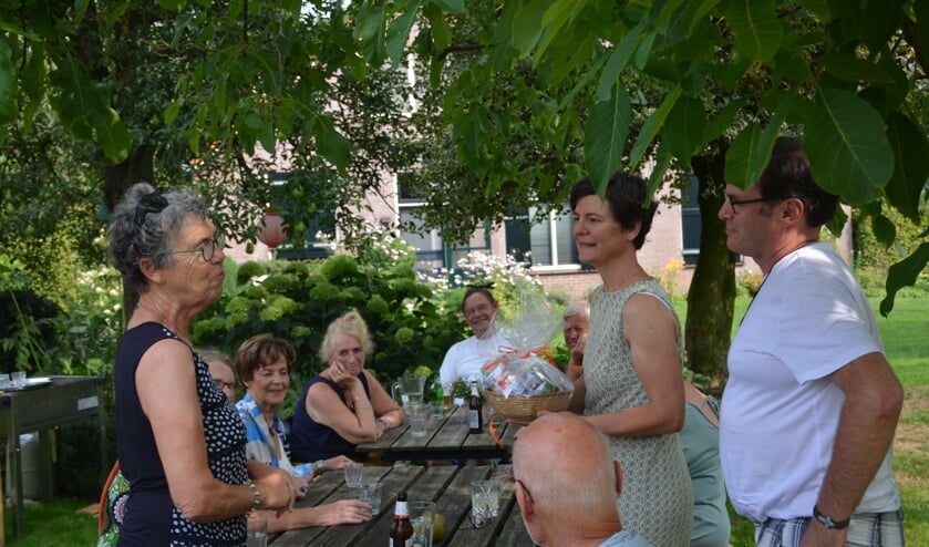 Margo Molenaar overhandigt Alice en Kees een overlevingspakket met Hollandse lekkernijen. Foto: Ton Bouchier