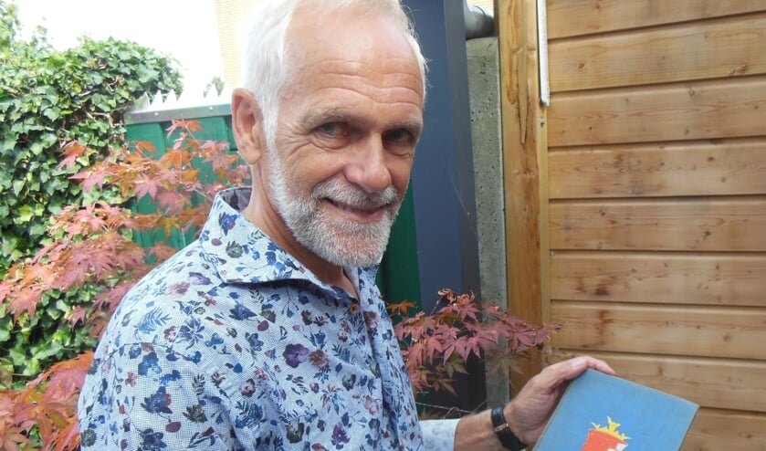 Frans Rozendaal toont het onlangs opgedoken dagboek waarin zijn moeder haar ervaringen tijdens de eerste oorlogsdagen beschreef. Foto: Eric Klop