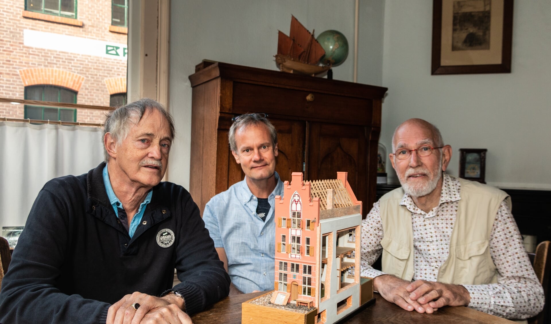 Constant Willems, Michel Groothedde en Sietze Wierda van de Werkgroep Bouwhistorie bij een maquette van een fictief Zutphens huis rond 1400. Foto Henk Derksen