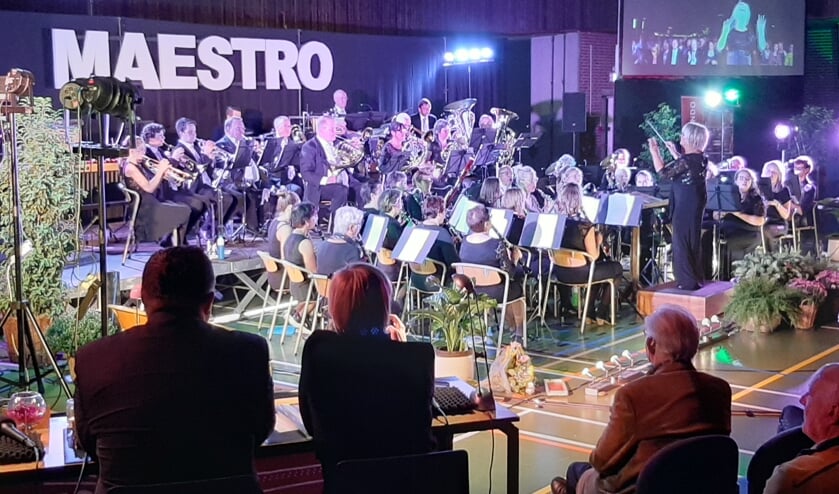 Maestro Petra Eland dirigeert harmonie Crescendo Hengelo. Foto: Hans Eland