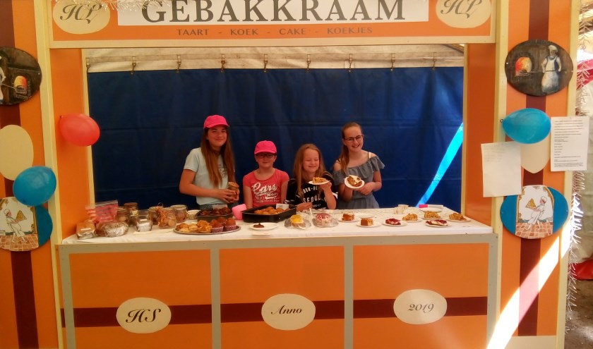Leerlingen verkopen lekkernijen vanuit de speciale gebakkraam voor het Westerbork-project. Foto: PR