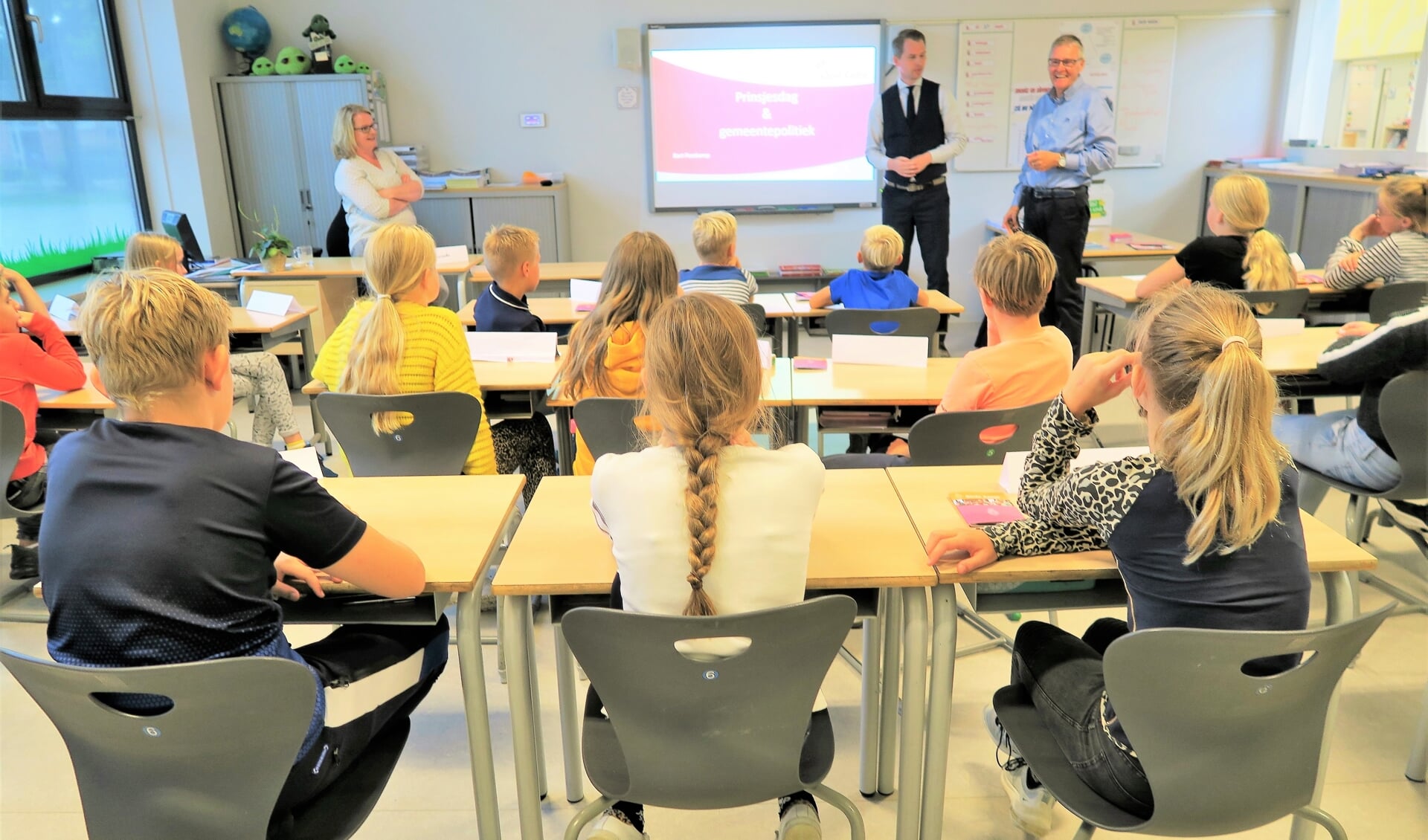 Wethouder Bart Porskamp geeft gastles op basisschool De Ni-je Veste. Foto: Theo Huijskes