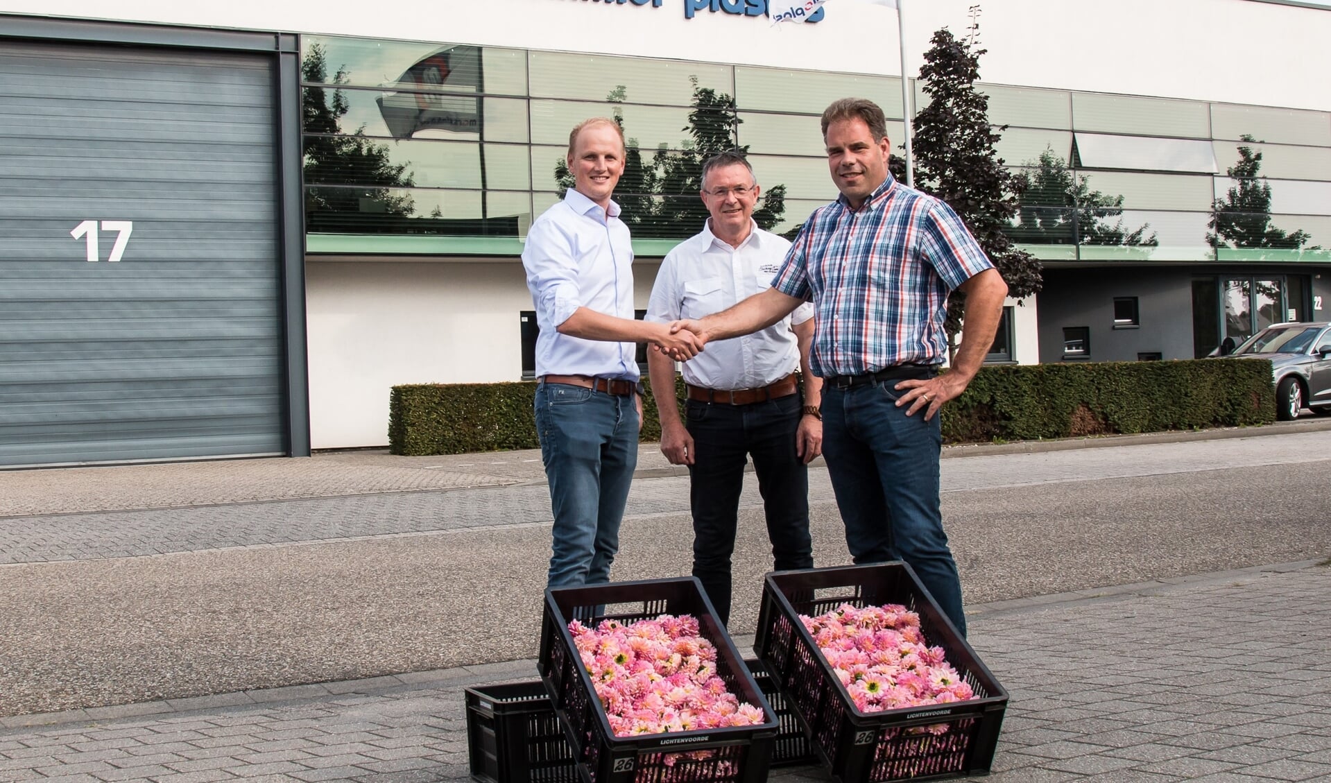 Rik Eppingbroek (links), Herman ter Haar (midden) en Stefan Stapelbroek van SBL met de nieuwe bloemenkratten. Foto: PR Bloemencorso