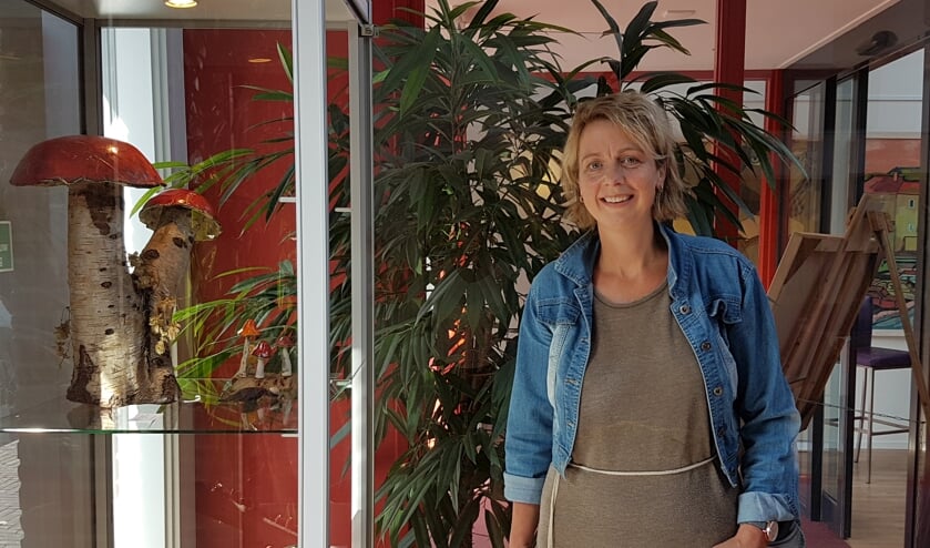 Denise Prinsen bij een vitrine met haar werk in De Huve. Foto: PR