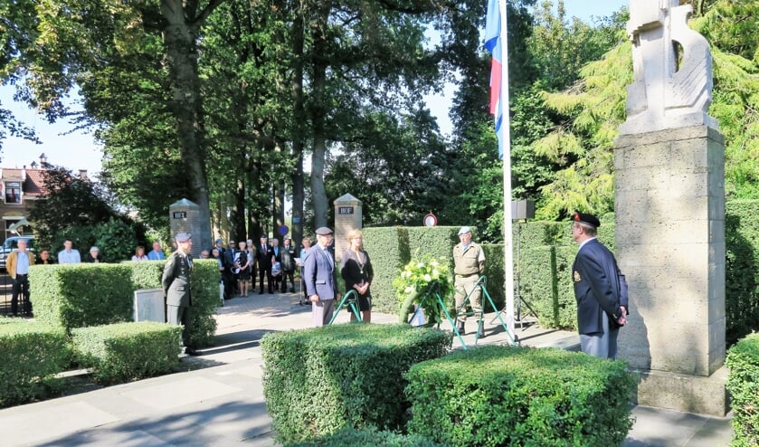 De kranslegging bij het herdenkingsmonument. Foto: Theo Huijskes
