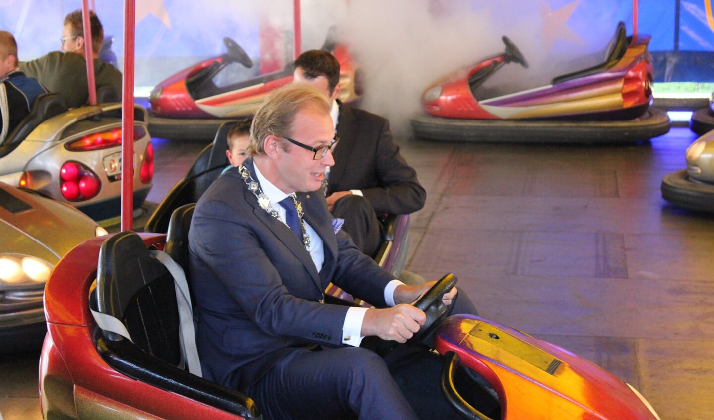 Burgemeester Mark Boumans werd getrakteerd op een ritje in de botsauto's. Foto: Jurgen Siebes