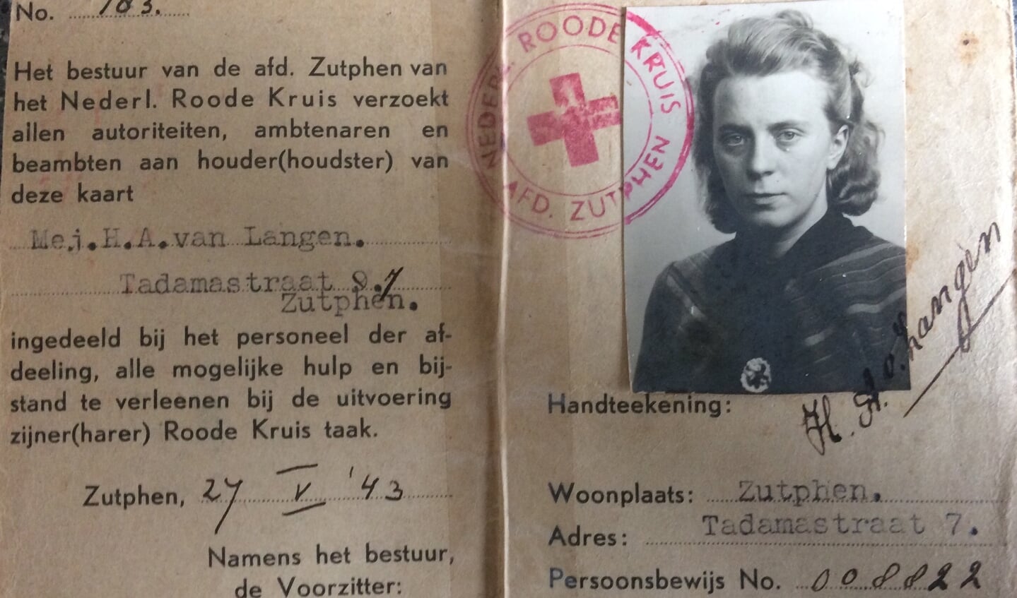 Het identiteitsbewijs van het Rode Kruis dat Dien van Langen ook tijdens haar koeriersactiviteiten voor de ondergrondse op zak had. Eigen foto
