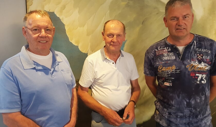 Vlnr: Wil van Lith en Martin Wijgerink van Groenkracht en Ruud Krabbenborg van Zonnig Zieuwent. Foto: Kyra Broshuis