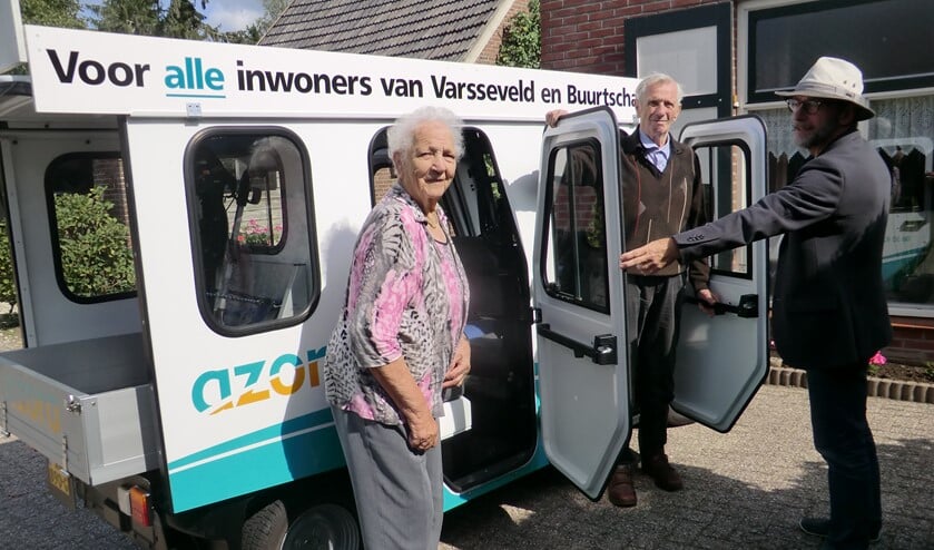 Mevrouw Bruggink, meneer Bruggink en vrijwilliger Alwi Siebers (vlnr). Foto: Walter Hobelman