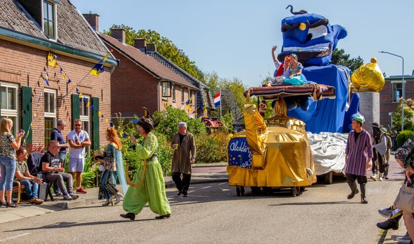 Bouwgroep Eureka scoort met 'Aladin' in de Steenderense kermisoptocht. Foto: Liesbeth Spaansen