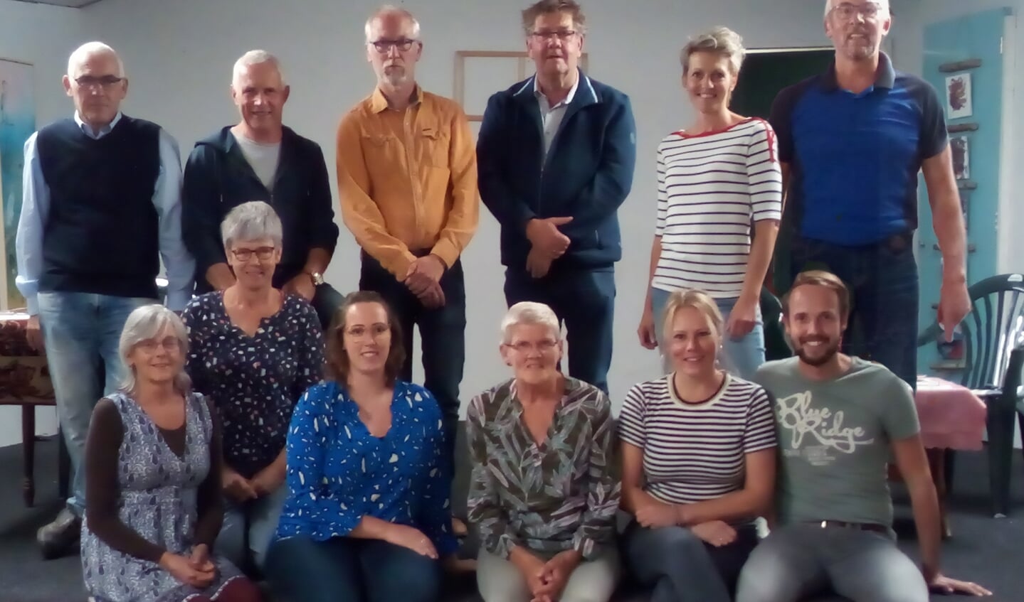 De toneelgroep Linde onder leiding van regisseur Henk Broekgaarden (staande tweede van links). Foto: PR