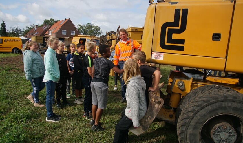 Leerlingen van basisschool De Wegwijzer bekijken de voertuigen met veel interesse. Foto: Frank Vinkenvleugel