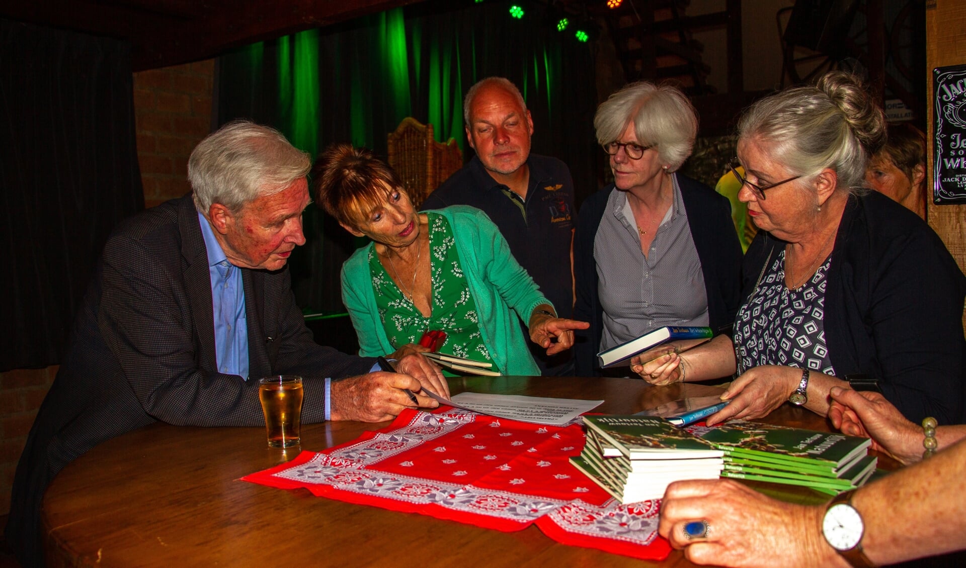 Jan Terlouw (l.) signeert boeken tijdens de jubileummiddag van de Flopbieb in Toldijk. Foto: Liesbeth Spaansen