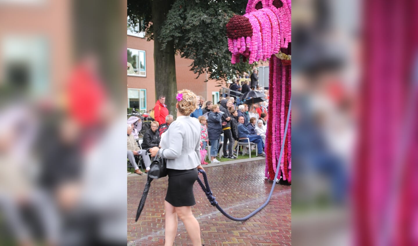 'Samen een straatje om' door corsogroep Van Reedestraat. Foto: Annekée Cuppers