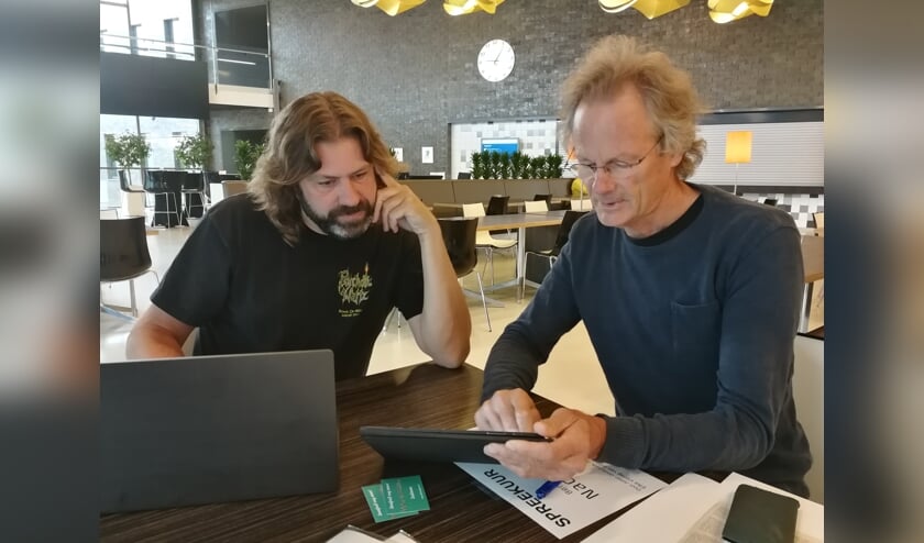 Jaap de Boer (r) legt zijn plan aan Johan Godschalk uit. Foto: Rob Weeber
