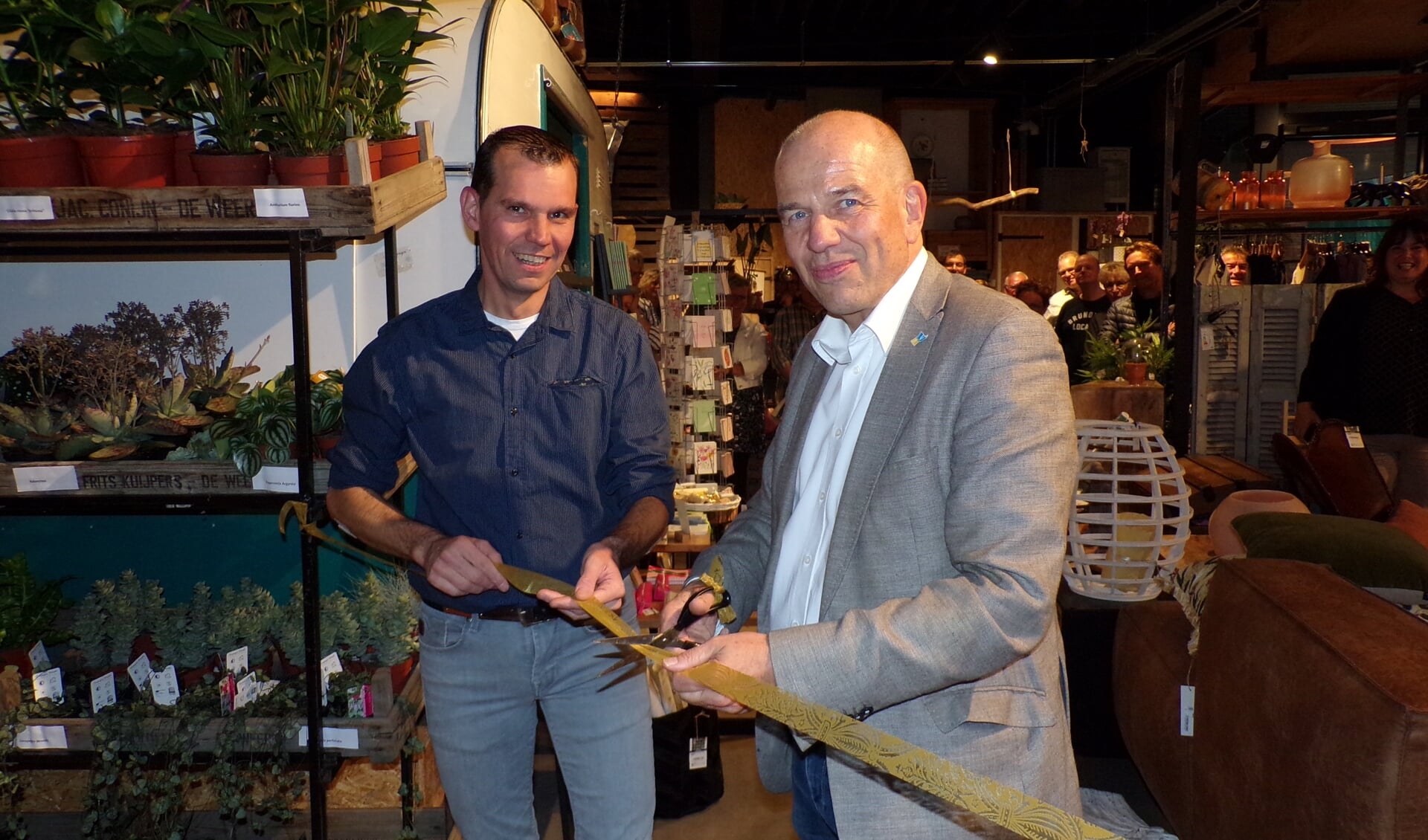 Wethouder Aalderink opent de winkel. Foto: David Braam