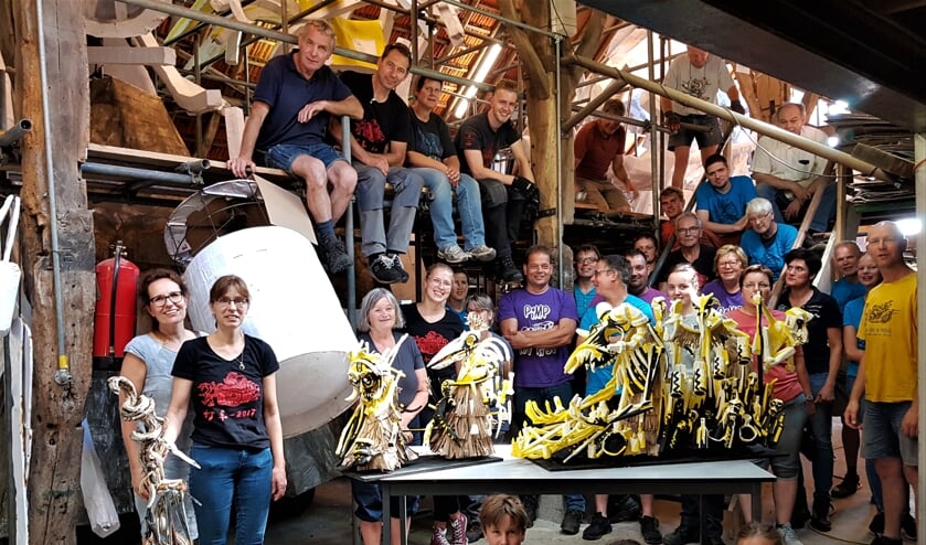 Corsogroep Teeuws met als middelpunt de maquette van Zwarte Magie. Foto: Henri Walterbos
