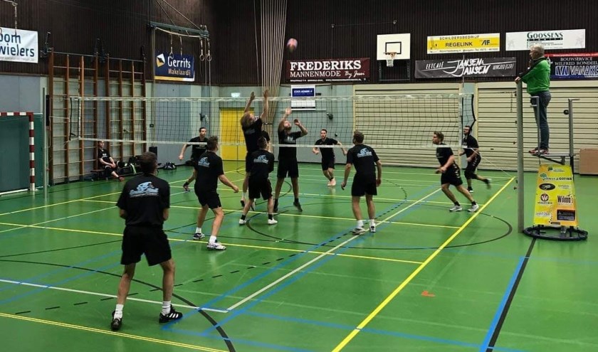 Sportive strijd tijdens stratenvolleybaltoernooi in Hengelo. Foto: Stratenvolleybalcommissie