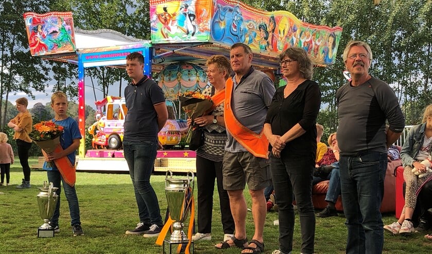 Hilco Saalmink (9) werd de jongste jeugdkoning van Sinderen ooit; Jan Hengeveld werd voor de vierde maal koning van Sinderen. Foto: PR