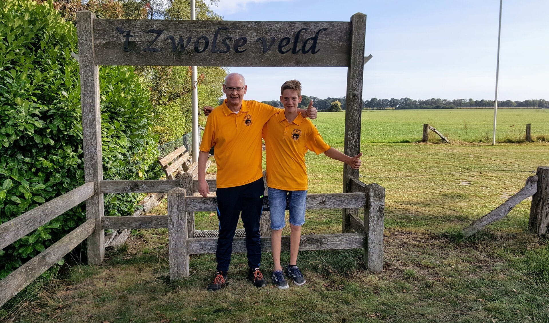 Wouter Rooks en Guido Beerten bij de ingang van de veldbaan. Foto: PR