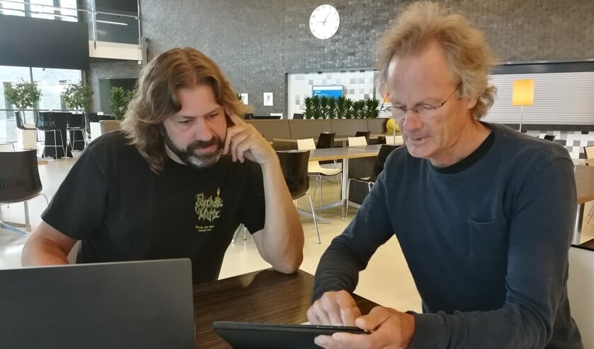 Jaap de Boer (r) legt zijn plan aan Johan Godschalk uit. Foto: Rob Weeber