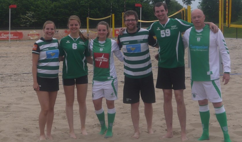 De korfballers, voetballers en volleyballers die samen sporten op het Beach Center om de actie kracht bij te zetten. Foto: PR