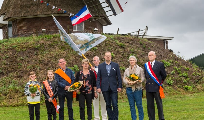De nieuwe koning, koningin, jeugdprinses bij de Lindesche Molen. Foto Henk Eggink.