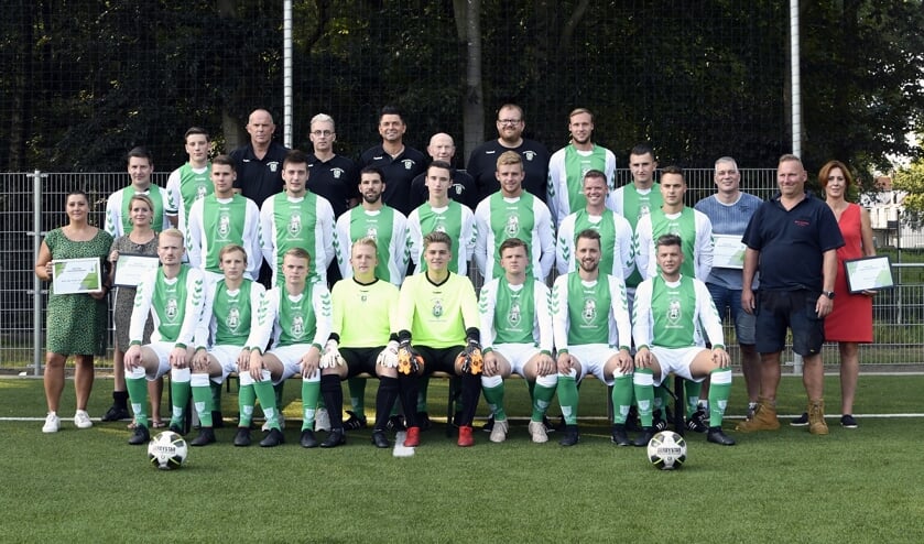 Warnsveldse Boys 1 met enkele van de hoofdsponsoren. Foto: Gerjo Horsman