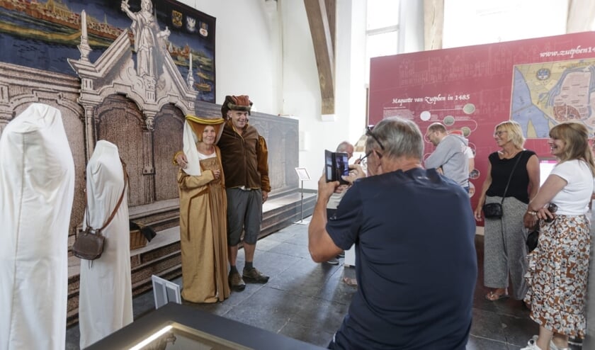 Bezoekers konden zich verkleden als Hanzeaten. Foto: Patrick van Gemert/Zutphens Persbureau